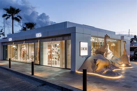 Novedades de moda: la 'pop up' de Dior en Ibiza, colaboraciones 